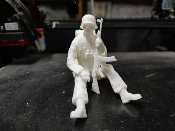 Soldado Alemán Descansando Ww2, 20cm De Altura Color Blanco 1