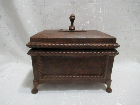 Antiguo Alhajero Cofre Caja De Hierro Con Animal Mitológico 0