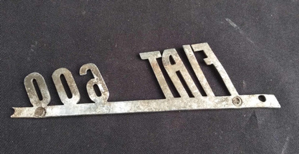 Insignia Fiat 600 Metálica Antigua 1