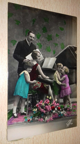 Antigua Postal Romantica Coloreada Familia Mujer Niña Piano 0