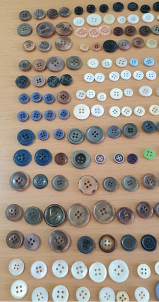 Lote De Botones 200 Surtidos Nacar Y Plástico 1 Lote De Botones 200 Surtidos Nacar Y Plástico 1