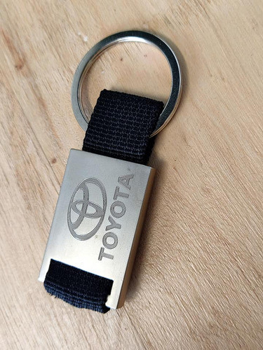 Llavero Toyota Tira Tela Negro Grabado Nombre C/caja 1