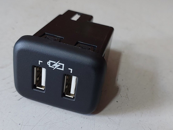 Usb  Tomada Tracker Premier Ltz 2021/2022 0