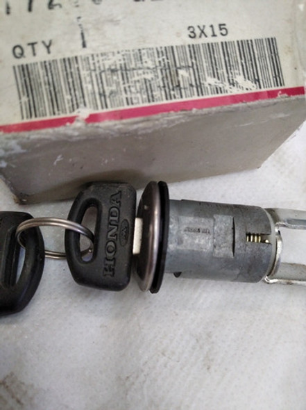 Traba Asiento Con Llave Honda Nh 80 Ch 80 77230-ge0-003 1 Traba Asiento Con Llave Honda Nh 80 Ch 80 77230-ge0-003 1