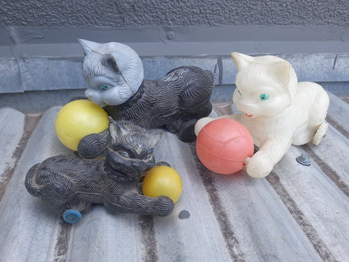 3 Antiguos Gatitos Gatos Muñecos En Plastico Inflado 0