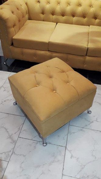 Pufs Capitoné Color Maíz Con Patas De Metal- Tachas Plateada 1