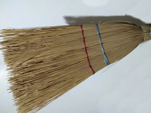 Escoba Chica De Paja Artesanal Para Limpieza Sibaco 1