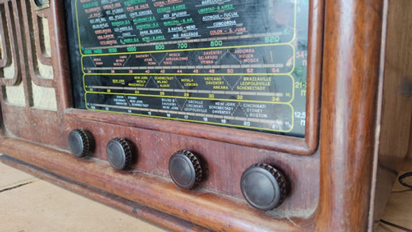 Antigua Radio Válvula Royal Vintage Vieja Funcionando 1