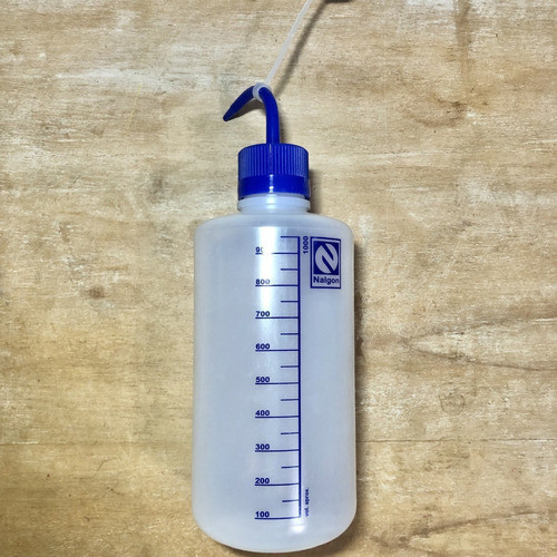 Pisseta Plástica Graduada 1000 Ml Bico Curvo - Nalgon 1