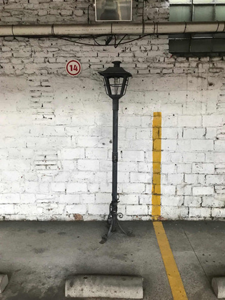 Faroles Antiguos. Uno Con Pie Y Otros 2 Ain Pie. 1