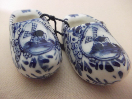 B. Antigo - Tamanquinhos Miniatura Em Porcelana Holandesa 0