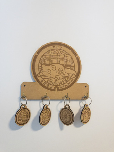 Porta Llaves Pokémon De Madera + 4 Llaveros 1