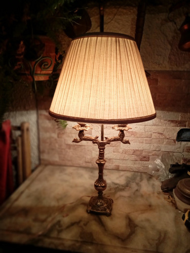 Antigua Lámpara De Mesa En Bronce Con Pantalla 1
