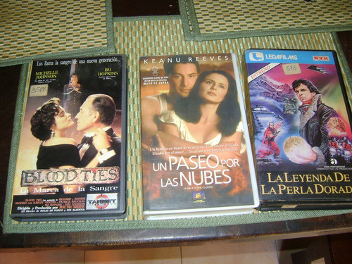 3 Peliculas Vhs Un Paseo Por Las Nubes,blood Ties,la Leyenda 0