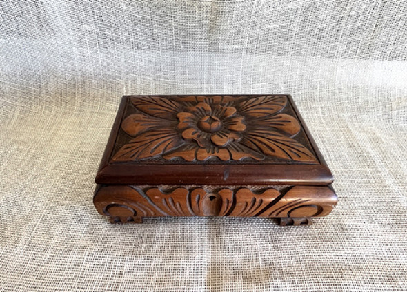 Antiguo Costurero En Madera Tallada Con Flor En La Tapa 0