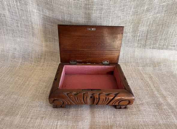 Antiguo Costurero En Madera Tallada Con Flor En La Tapa 1