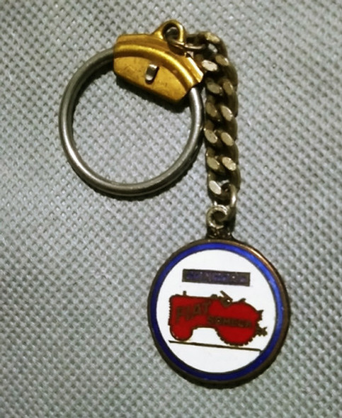 Antiguo Llavero Publicidad Tractores Fiat Someca Esmaltado 1