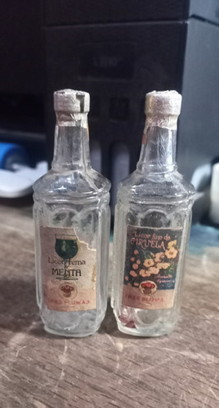 2 Botellitas Antiguas Miniatura Licores De Ciruela Y Menta 0