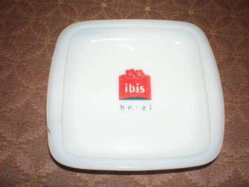 Cenicero De Opalina Del Ibis Hotel Version Logo Rojo 0