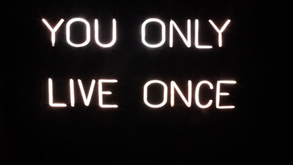 Cartel Neon Multicolor ¨you Only Live Once´´ - Alquiler 1