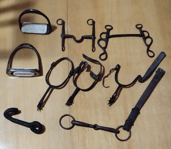 Antiguo Lote Artículos De Campo,espuelas, Estribos,etc 0