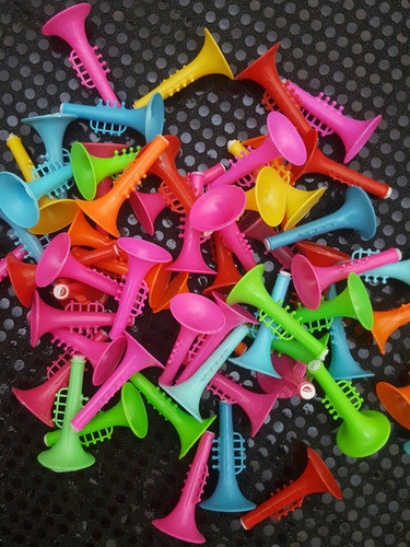 Cornetín De Plástico Para Cotillón X 50 Unidades. 1