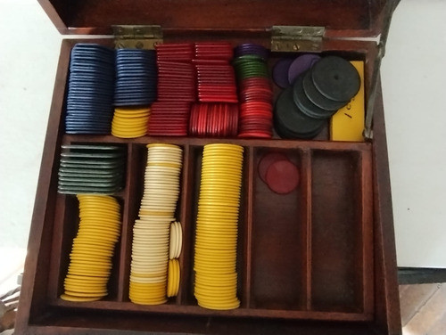 Antigua Caja De Madera Con Fichas De Juego 1