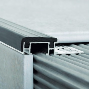 Protector Nariz Escalon Aluminio Pvc Atrim 3924 1