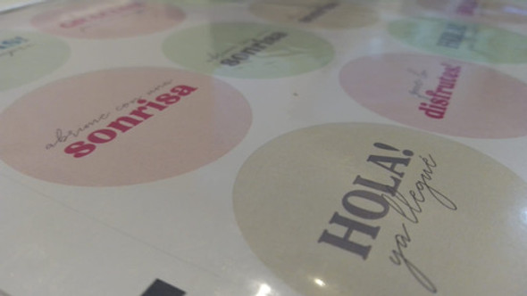Plancha De Stickers 5x5cm Hola / Gracias/ Disfruta 105 Un. 1 Plancha De Stickers 5x5cm Hola / Gracias/ Disfruta 105 Un. 1