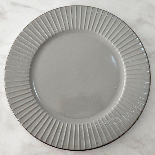 Set De Dos Platos Playos De Cerámica Gris Con Borde Dorado 1