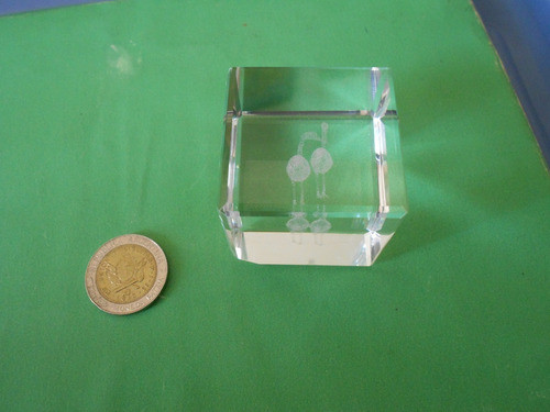 Lucheto Adorno Cubo En Cristal Con Figura En Tridimensión 0