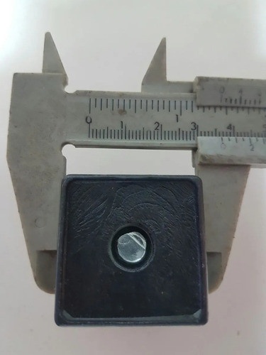 Regaton Plásticos 40 X 40 Mm Macizo Con Pata Grande Atr 1