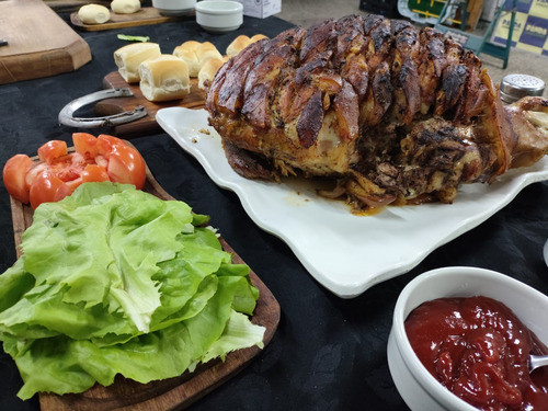 Pernil De Cerdo Deshuesado Para 40-50 Personas+panes+salsas 1