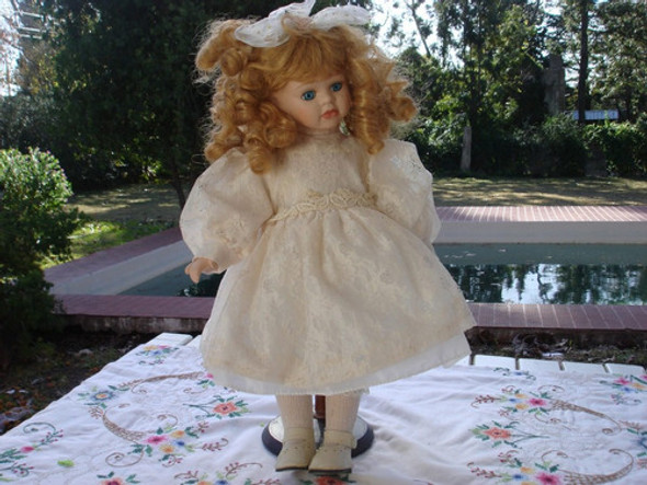 Muñeca De Porcelana - Niña Con Moño 1 Muñeca De Porcelana - Niña Con Moño 1