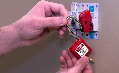Kit Bloqueador Masterlock + Candado Dielectrico 38mm Cuot 0