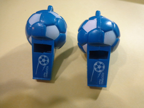 2  Antiguos Silbatos Selección Argentina Con Forma De Pelota 0