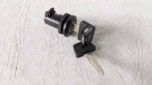 Cerradura De Cacha Universal Para Moto Con Dos Llaves 0