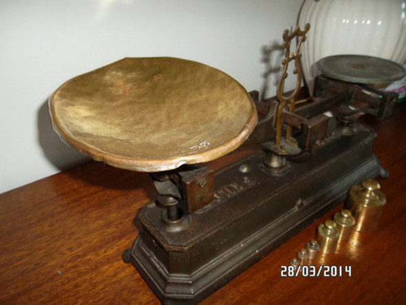Balanza Antigua En Hierro Fundido Bronce Y Pesas Funcionan 0