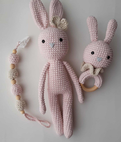 Set Al Crochet Conejo + Sonajero + Portachupete Chichelandia 1