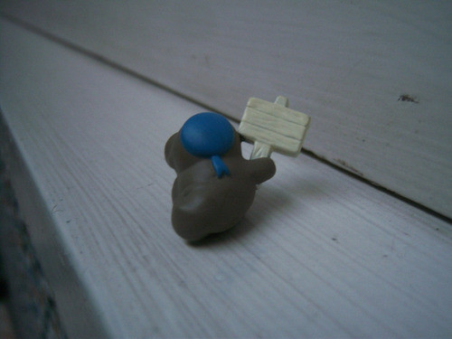 Morsa Con Cartel Kinder . Alto : 2 Cm 1