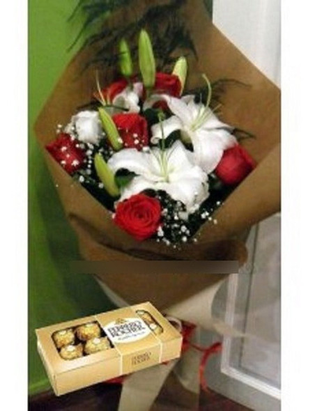 Ramo Mixto Rosas Y Liliums Con Bombones Ferrero Rocher 0