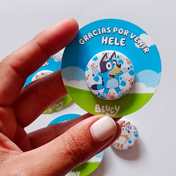 Pines Bluey Souvenirs Mini 32 Mm + Tarjeta X 40 Unid 1 Pines Bluey Souvenirs Mini 32 Mm + Tarjeta X 40 Unid 1