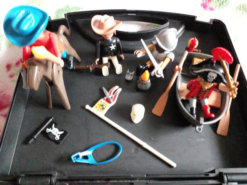 Valija Con Playmobil, Cuatro Muñecos Y Accesorios Extras 1
