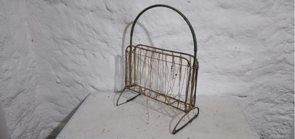 Antiguo Revistero Metal Hilo Con Detalles 40x25cm Asa 45cm 1