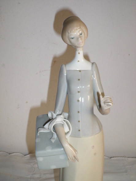 Bella Figura De Mujer Con Canasta Porcelana Lladro 35 Cm Alt 1 Bella Figura De Mujer Con Canasta Porcelana Lladro 35 Cm Alt 1