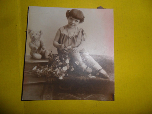 Antigua Fotografia Niña Vestido Rodete Oso Osito Peluch Foto 0