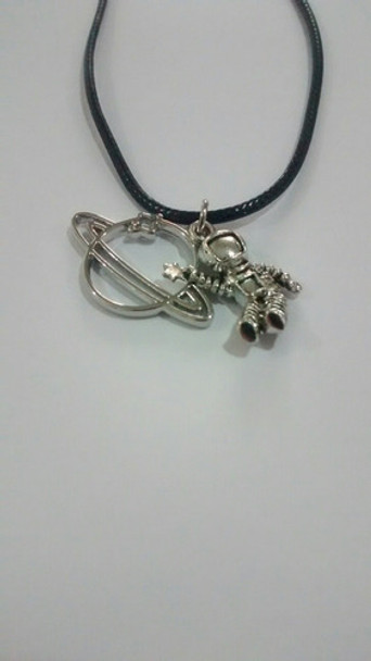 Collar Astronauta Estrella Planeta Saturno Acero Caden Cue 0