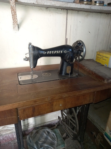 Maquina De Coser Antigua Pegasus Con Mueble 0