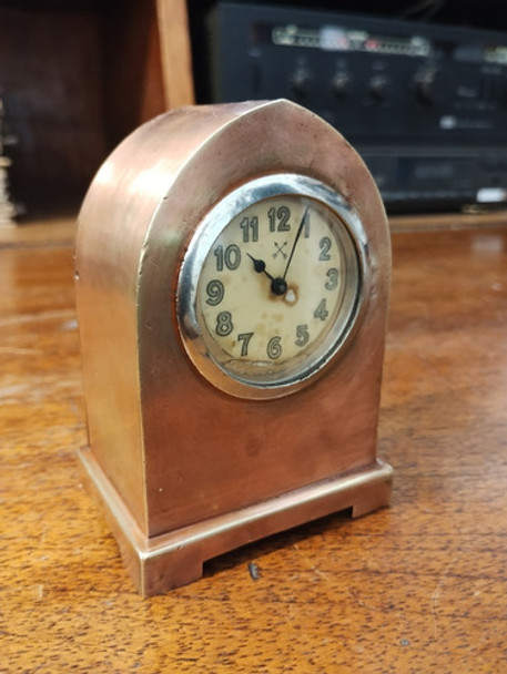 Antiguo Reloj Capilla De Mesa De Cobre En Funcionamiento 0