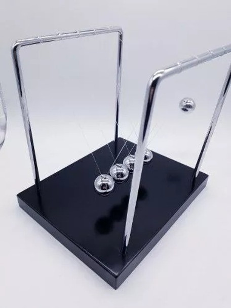 Pêndulo De Newton Luxo 20cm Base Madeira Decoração 0 Pêndulo De Newton Luxo 20cm Base Madeira Decoração 0